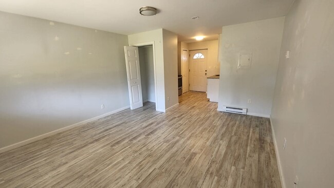 Building Photo - 127 Cosey Beach Ave
