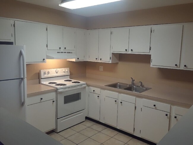 Building Photo - 75 Tanglewood Ct