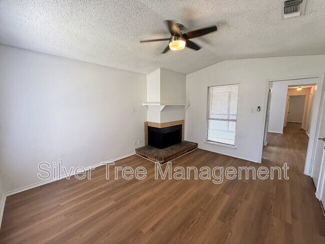 Building Photo - 6845 S Creek Dr