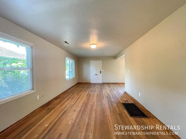 Building Photo - 2009 NW Tyler Ave