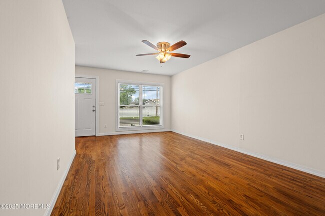 Foto del edificio - 266 Silver Bay Rd