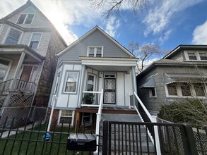 Building Photo - 5942 S Justine St