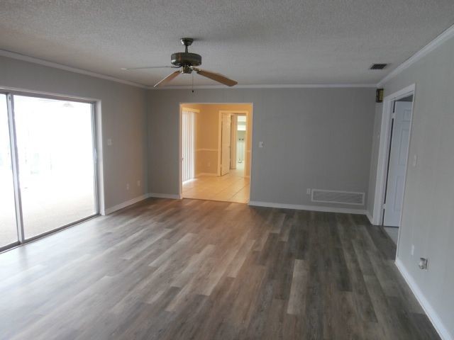 Foto del edificio - Large 4 bedroom  pool home