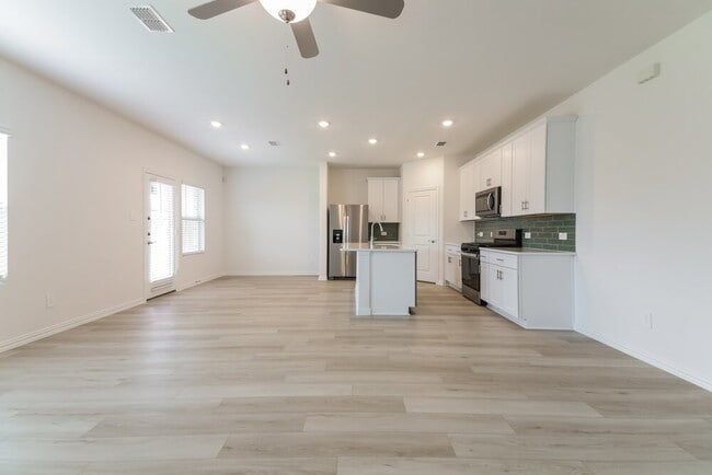 Building Photo - 801 Dotty Dr