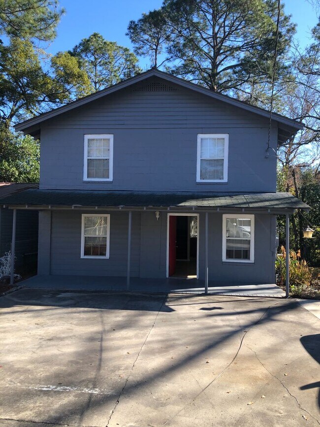 Foto del edificio - 2 Story Home Offering 3 bedrooms and 1 bath