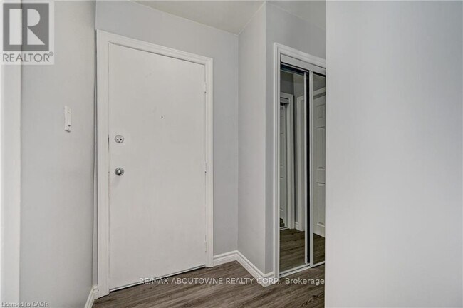 Building Photo - 280 Sydney St S