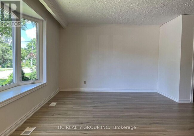 Building Photo - 516 Lynett Crescent