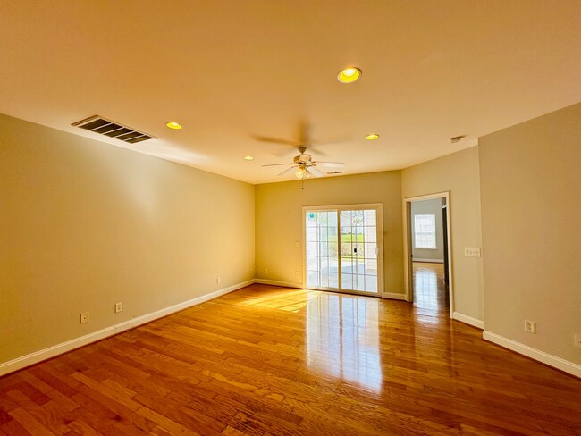 Building Photo - WILLOUGHBY PARK - 3 Bed/2 Bath Townhome - ...