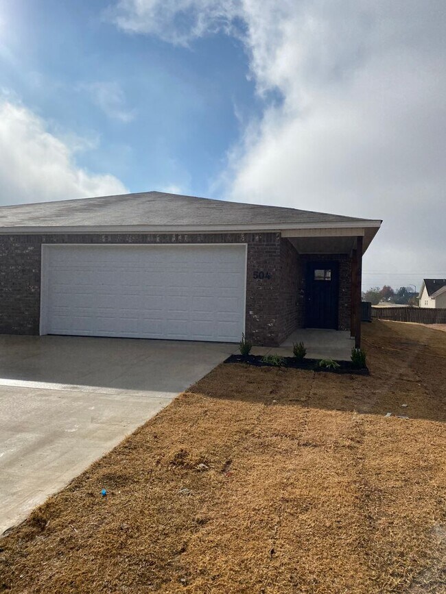 Building Photo - Three Bedroom | Two Bathroom Duplex in Law...