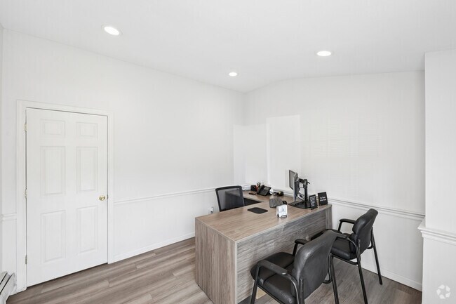 Oficina de arrendamiento - Heatherwood House at Ronkonkoma