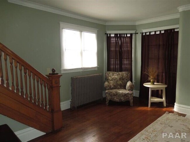 Front Foyer - 1018 N Elmwood Ave