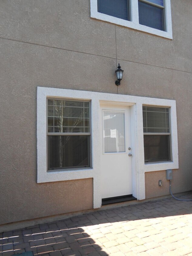 Primary Photo - 645 Parkview Ave