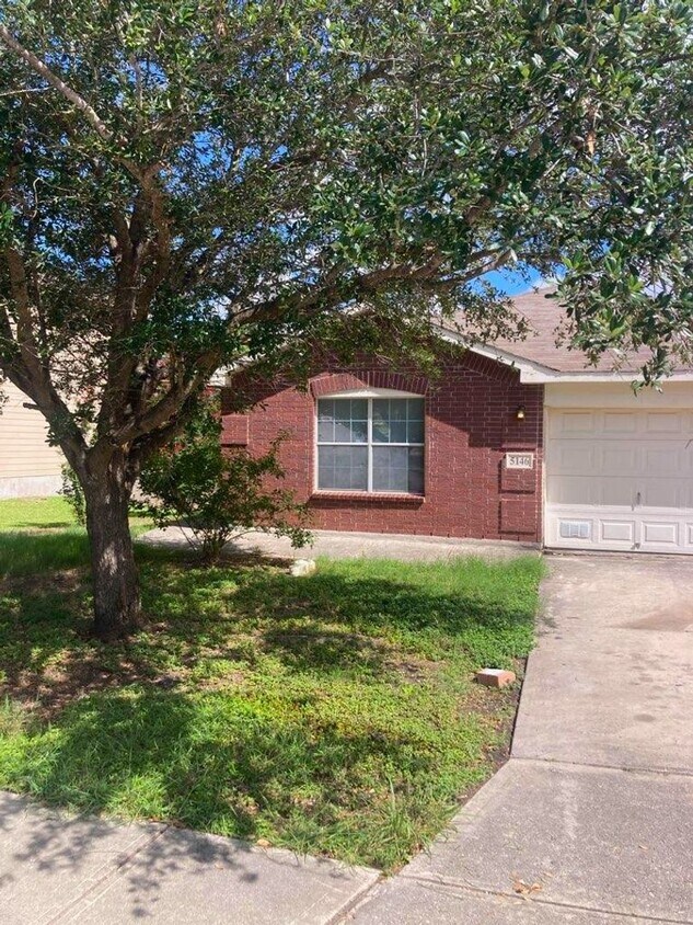 Primary Photo - Spacious 4 BR 2 Bath pets considered