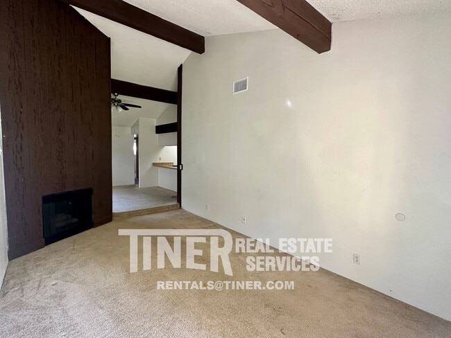 Building Photo - Spacious Duplex Near ARC!