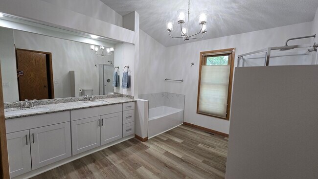 El baño principal tiene bañera. - 2303 Grange Ave N