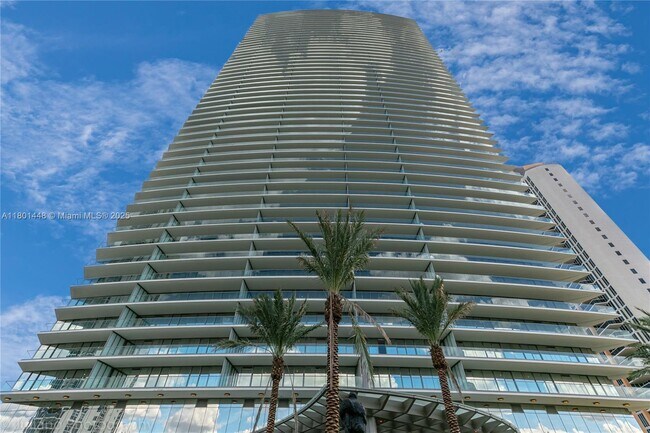 Foto del edificio - 18975 Collins Ave