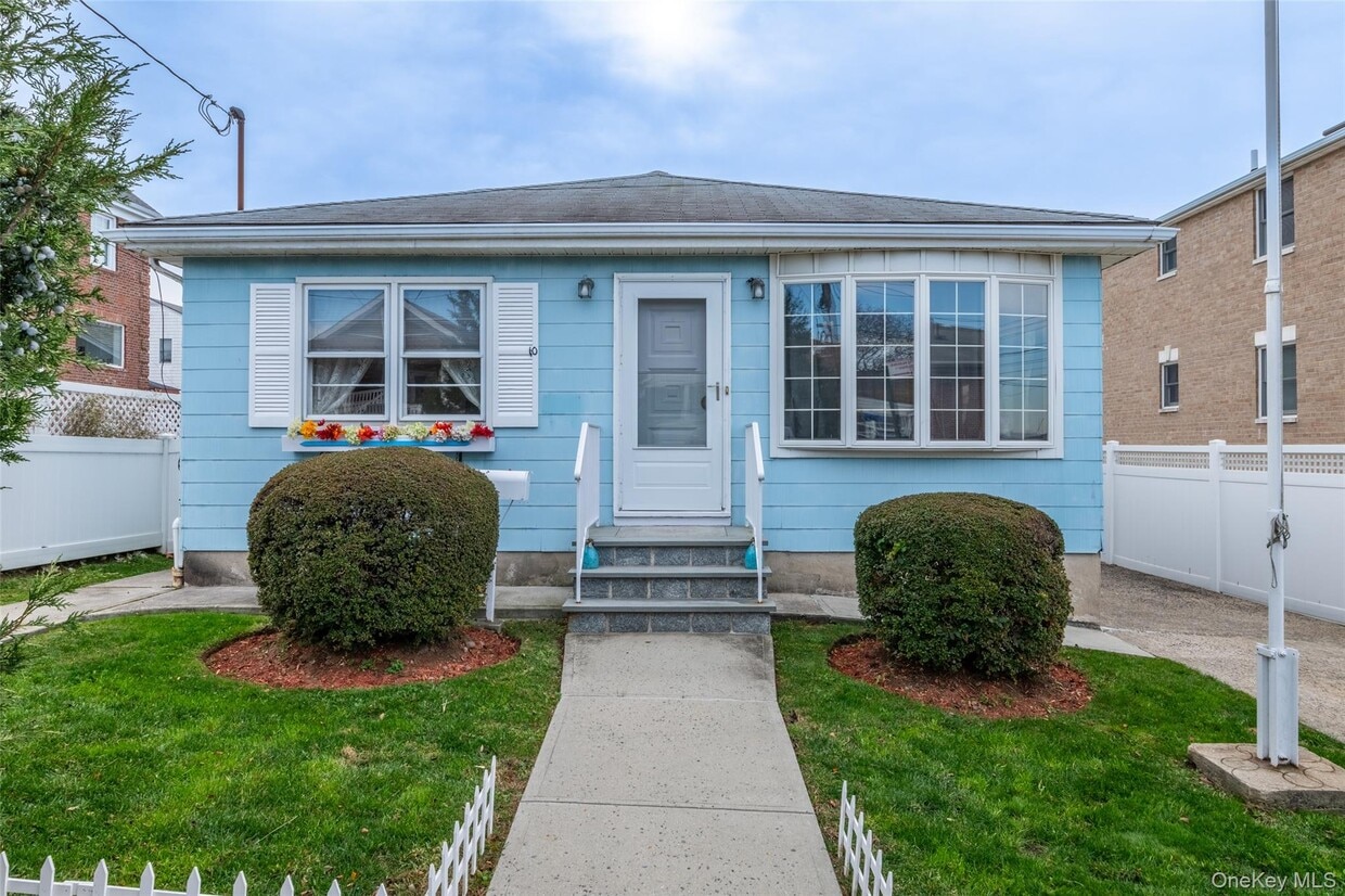 Primary Photo - 10 Pell Pl