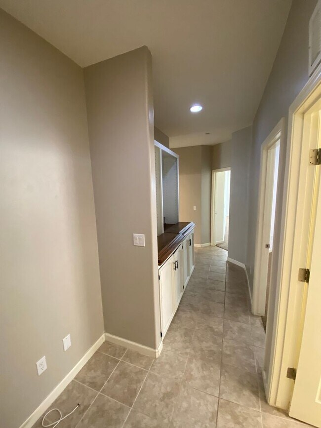 Building Photo - SE Visalia home Available Now!