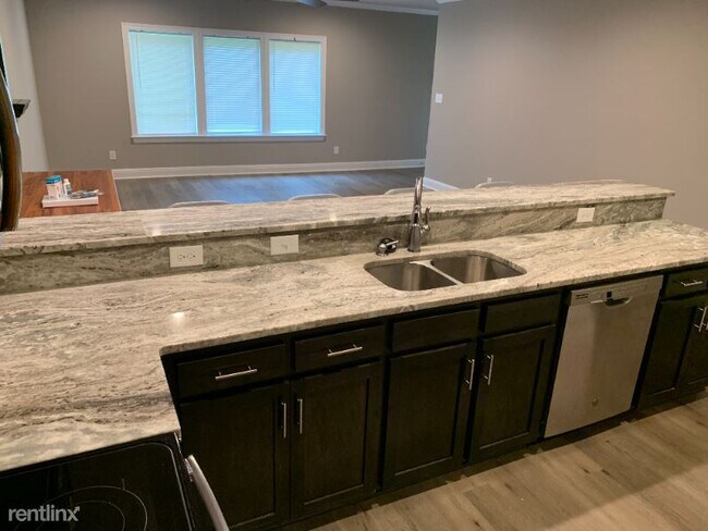 Foto del edificio - 3 br, 2 bath House - 957 Henckley Ave.