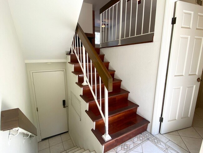 Building Photo - 3-Bedroom Townhome in Prime Calabasas Loca...