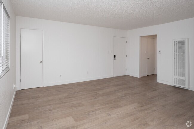 2 habitaciones, 1 baño - 800 pies cuadrados - Sala de estar - 637 W. 79th