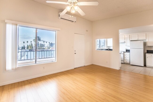 Building Photo - 1962 Beachwood Dr