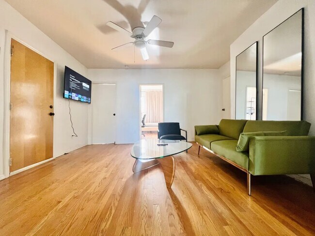 Foto del edificio - Furnished room/NOT APARTMENT