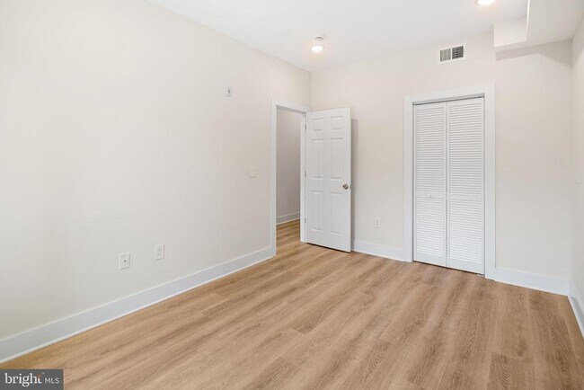 Foto del edificio - 5217 Warren St