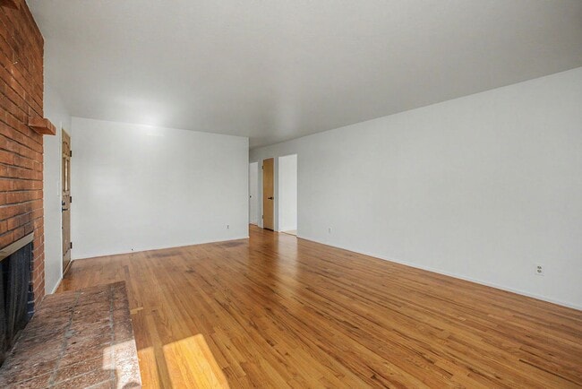 Building Photo - Rare 3 Bed, 2 Bath Home in Upper Seaside Cul-de-Sac with Spacious Yard
