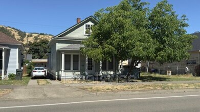 Building Photo - 1416 SE Pine St