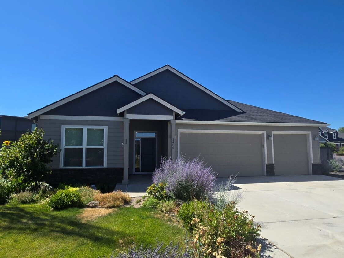 Primary Photo - Beautiful Home with Comfort and Convenienc...