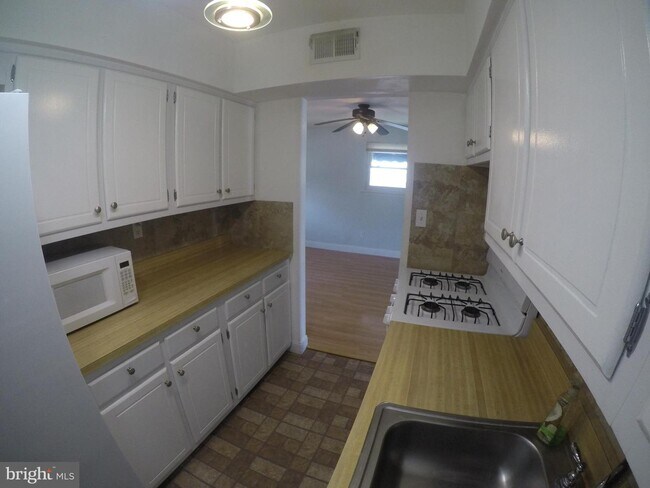 Building Photo - 516 Corinthian Ave