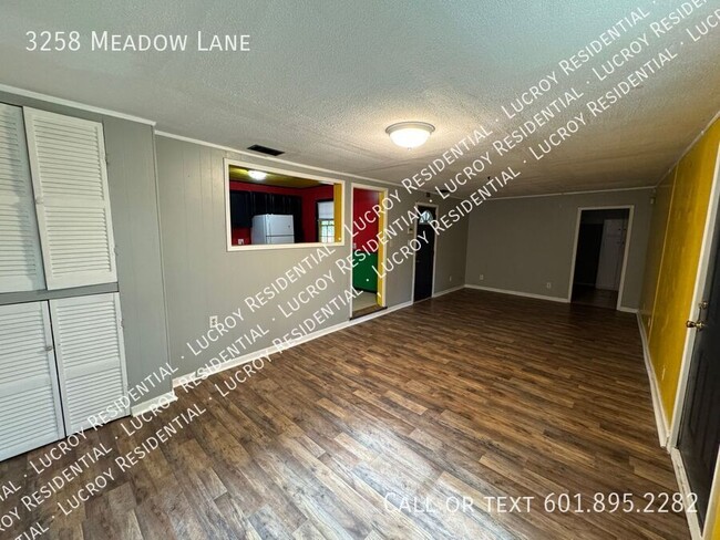 Foto del edificio - 3258 Meadow Ln