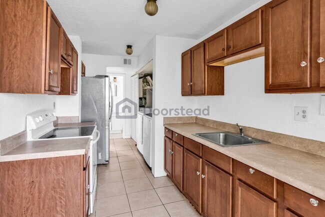 Foto del edificio - 3590 Blue Lake Dr