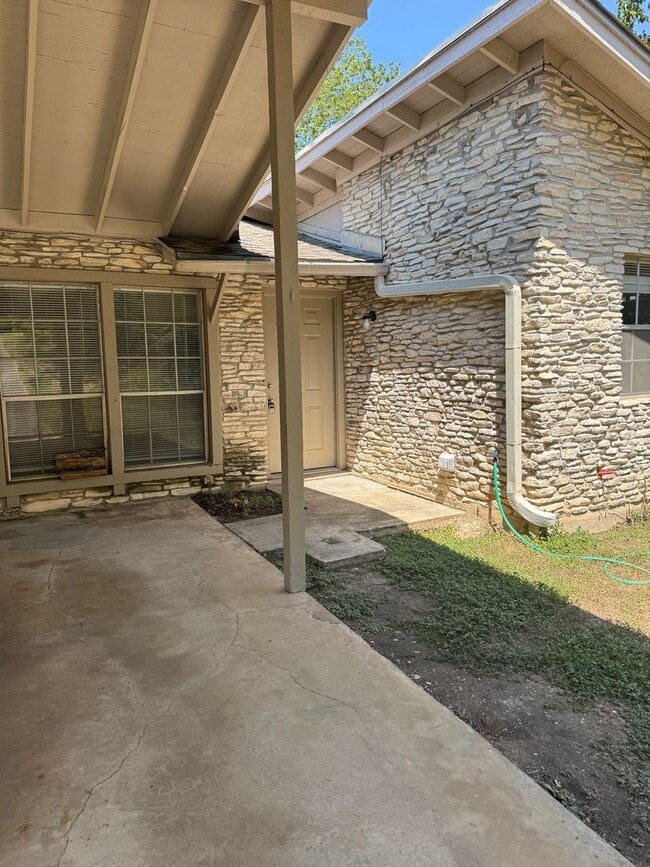 Building Photo - 1910 Westridge Dr
