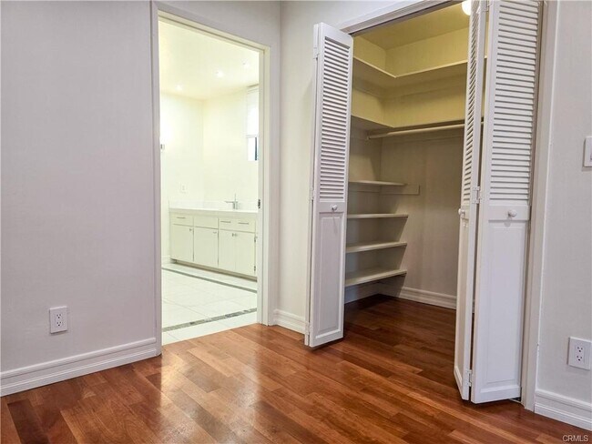 Building Photo - 1310 South Roxbury Drive Apt #302, Los Ang...