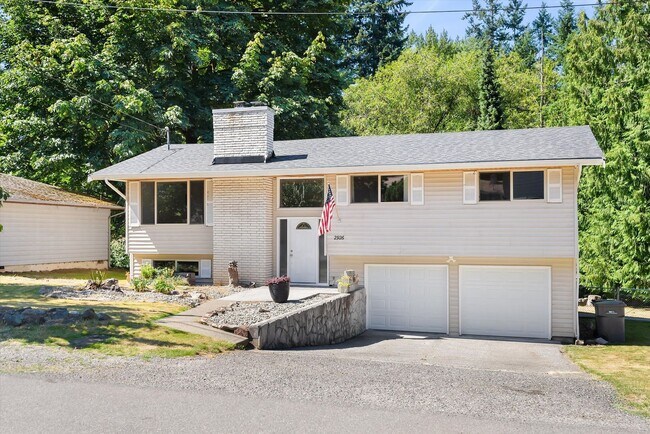 Building Photo - 3 Bed 2 Bath Fully Fenced Split Level Lake...