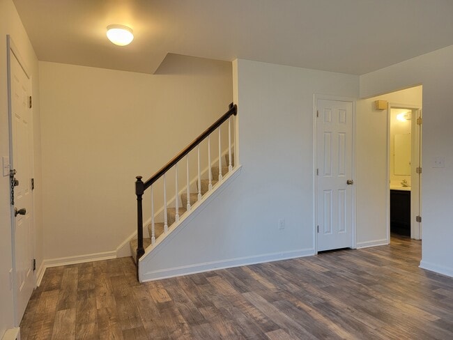 Building Photo - 102 Bradford Dr