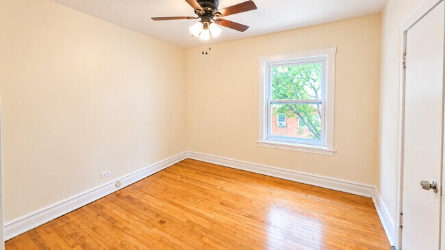 Foto del edificio - 4646 W Addison St