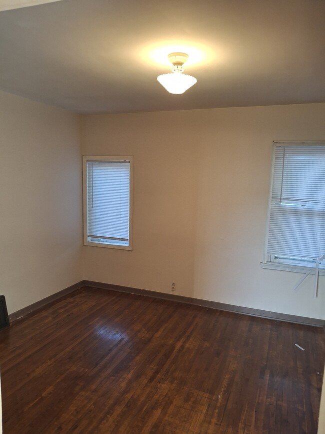 bedroom - 909 S Front St