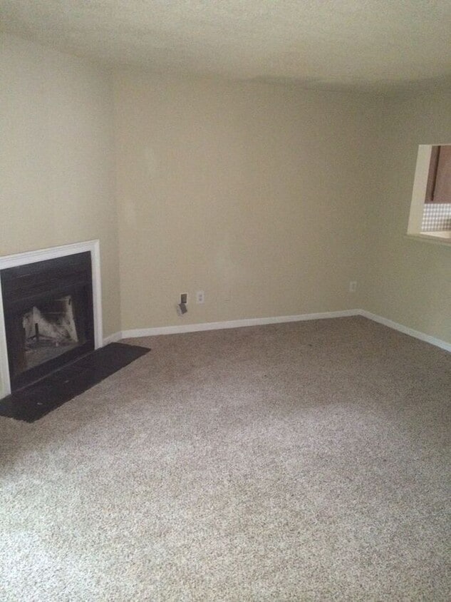 Building Photo - COMING SOON! 2 bedroom Spacious Town Home with parking available!