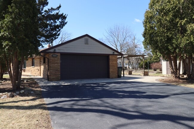 Building Photo - 5331 S La Salle Dr