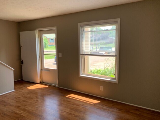Building Photo - 321 Winston Court - B