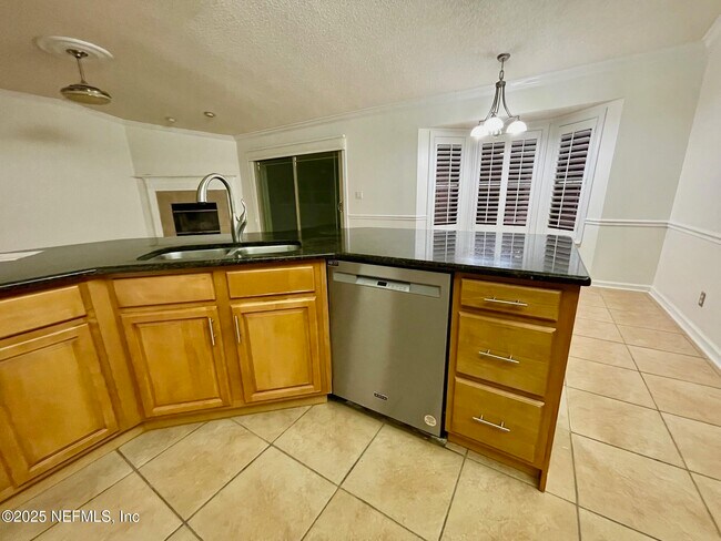 Foto del edificio - 2127 Forest Gate Dr W