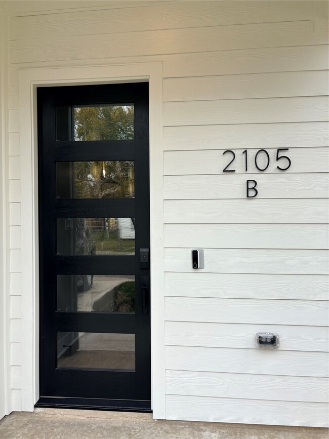 Building Photo - 2105 Esther Dr