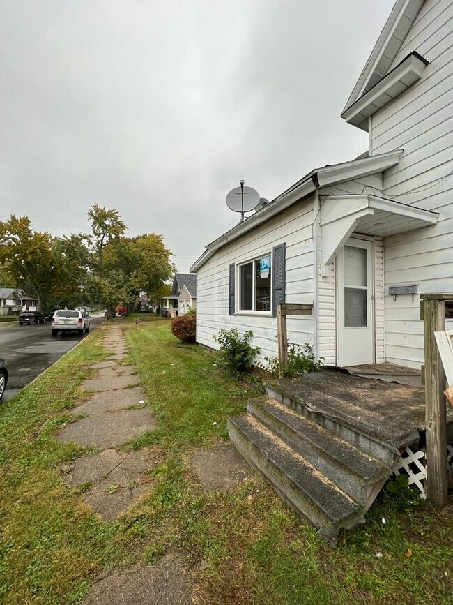 Building Photo - 2701 Mishawaka Ave - Apartment C
