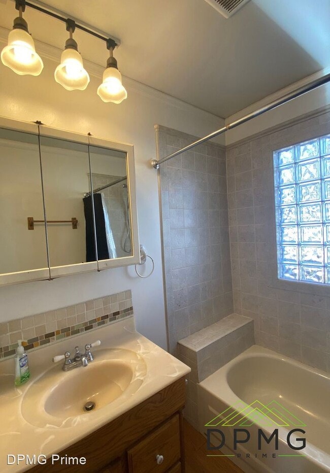 Building Photo - 4 br, 2 bath House - 2311 Vine St.
