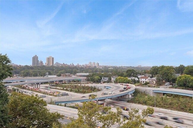 Foto del edificio - 46-146 Grand Central Pkwy