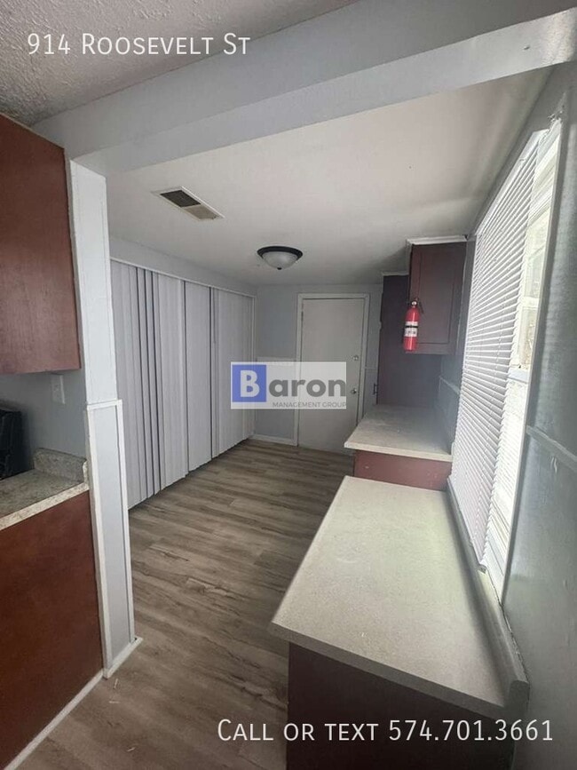 Building Photo - 914 Roosevelt St