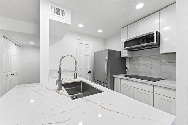 Foto del edificio - 17331 Red Oak Dr